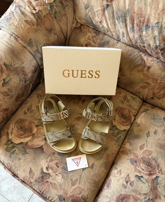 Босоножки Guess