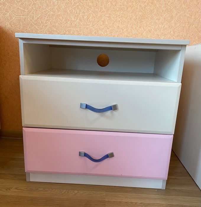 Тумба під ТВ для дівчинки;