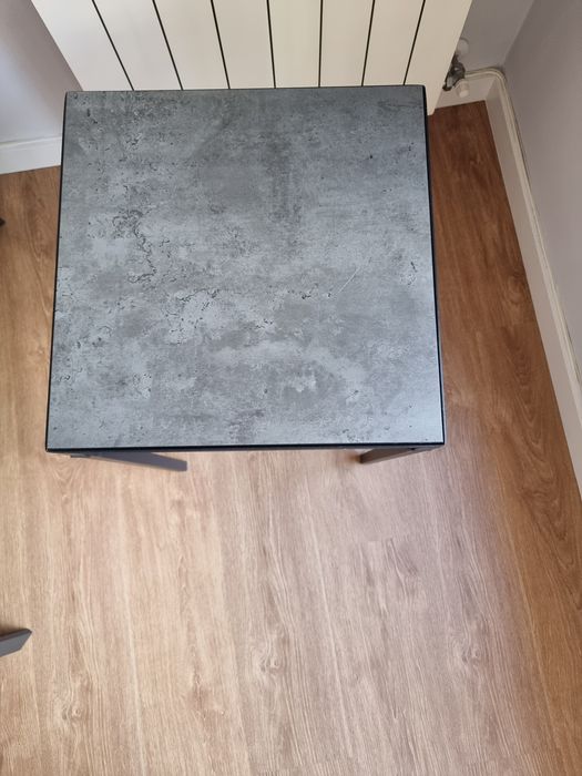 2 mesas de cabeceira/apoio