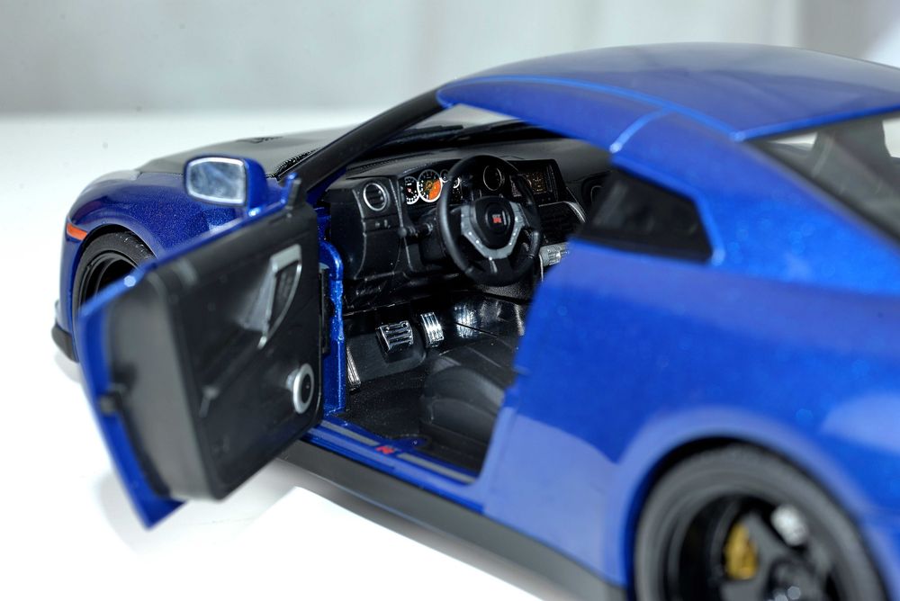 NISSAN GTR  model+figurka FAST&FURIOUS 1:18 unikat!