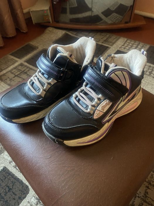 Продам осінні кросівки на дівчинку