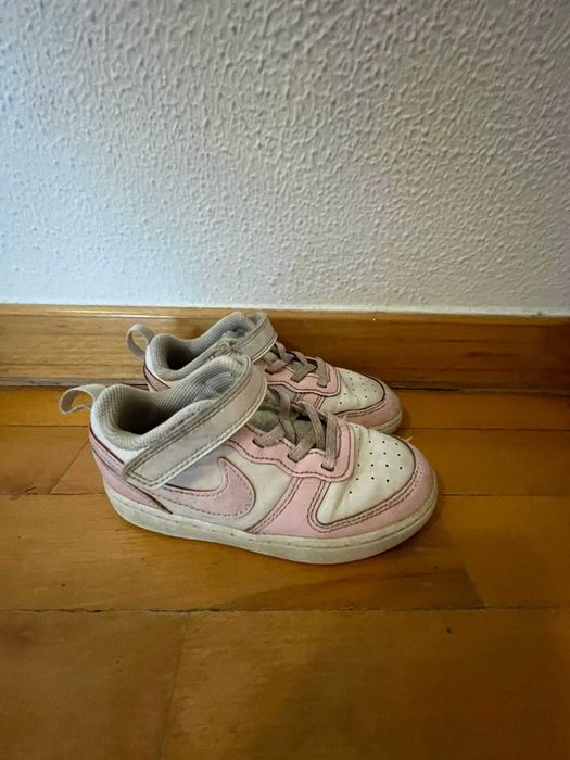 Tênis Nike usados ​​para crianças