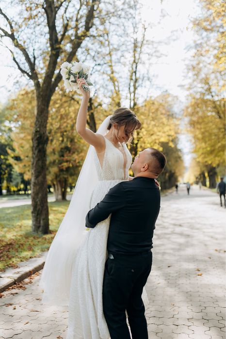 Весільна сукня кольору айворі