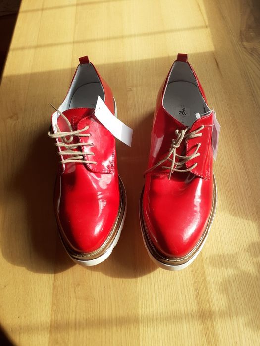 Красивые новые кожаные туфли