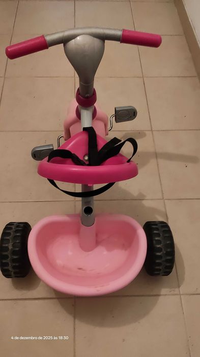 Triciclo rosa para menina  com cesto