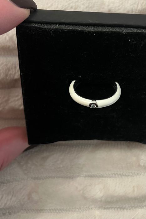 Стильна срібна каблучка з білою вставкою та камінцем