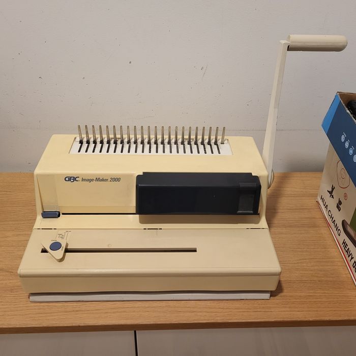 Maquina de encadernar-argolas