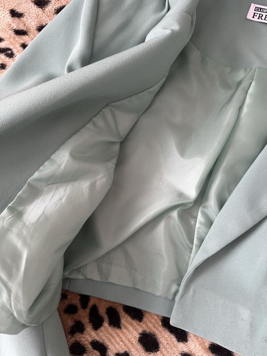 Красивий вкорочений піджак