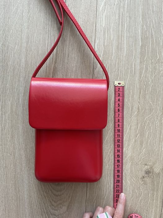 Czerwona torebka na ramię — mini crossbody