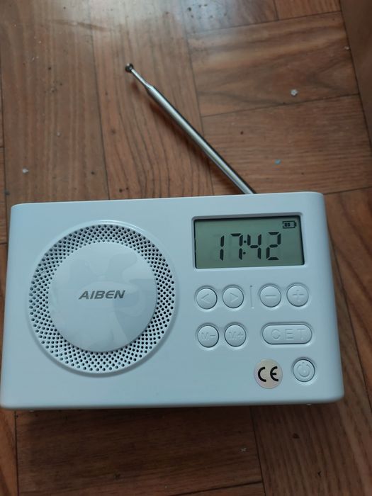 Małe radyjko UKF na akumulator.