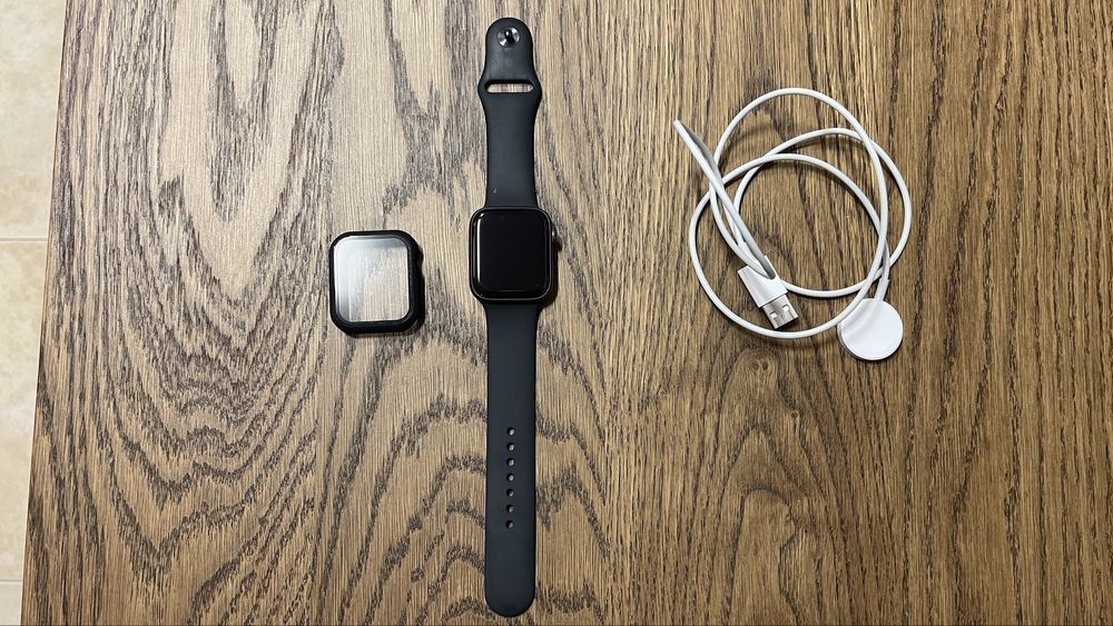 Apple Watch Series 6 / Space Gray Aluminum Case / Black Sport Band (44 mm)