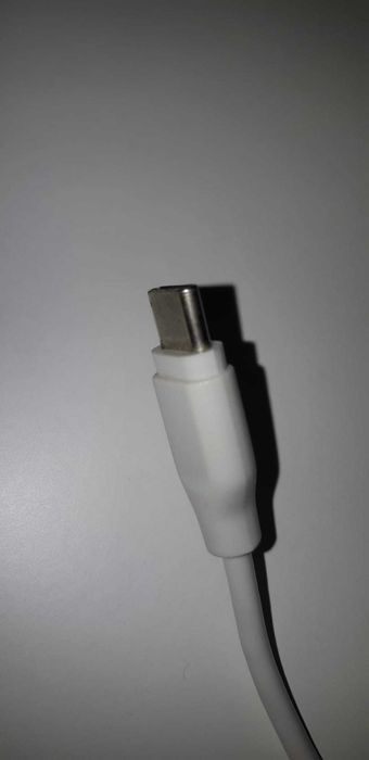 Cinco carregadores e dois cabos USB-C