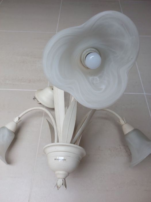 Candeeiro de tecto em chapa e vidro