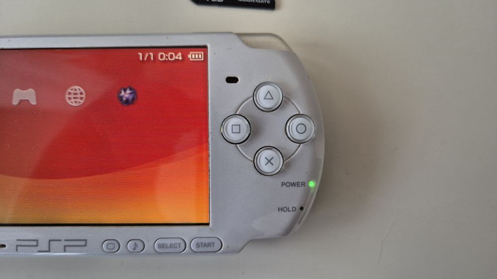 PSP 3004 Slim & Lite Branca c/Carregador e Cartão