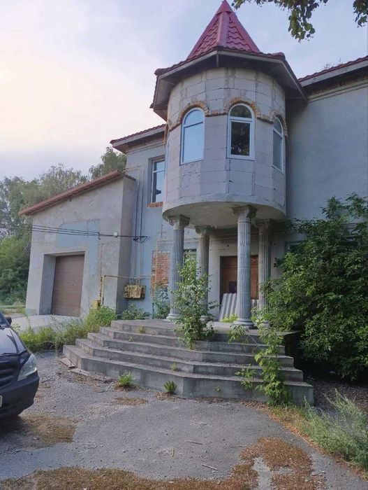 комерційне приміщення вільного призначення площею 563 кв.м.