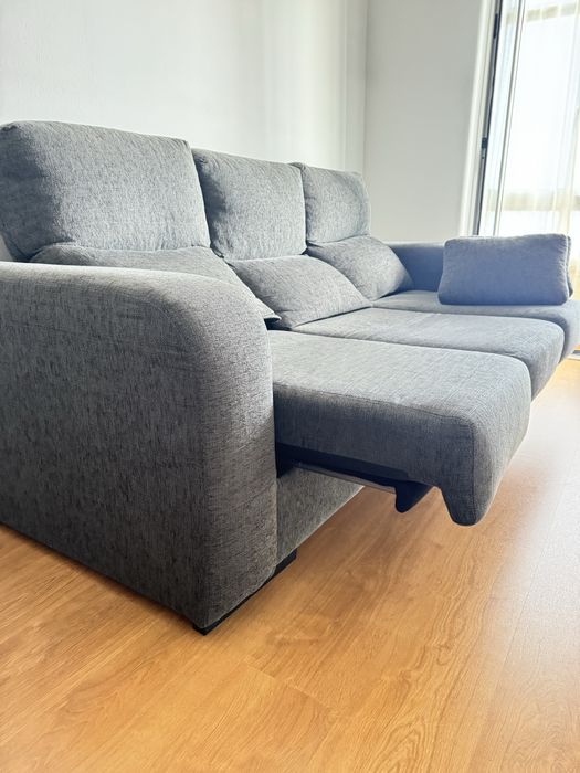 Sofá Cinza de 3 Lugares – Assentos Extensíveis – Bom Estado