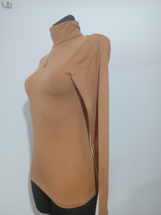 Camelowy cienki golf firmy Amisu nowy rozmiar XS 34/36