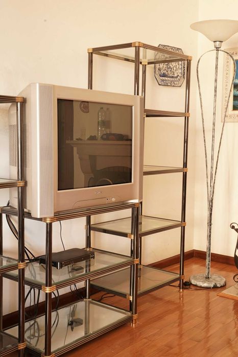 Conjunto de estantes metálicas vintage com prateleiras em vidro
