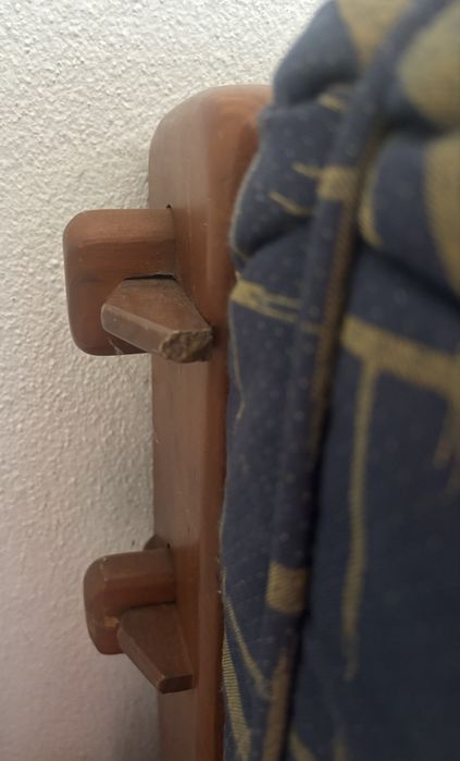 Sofá cama em madeira clara