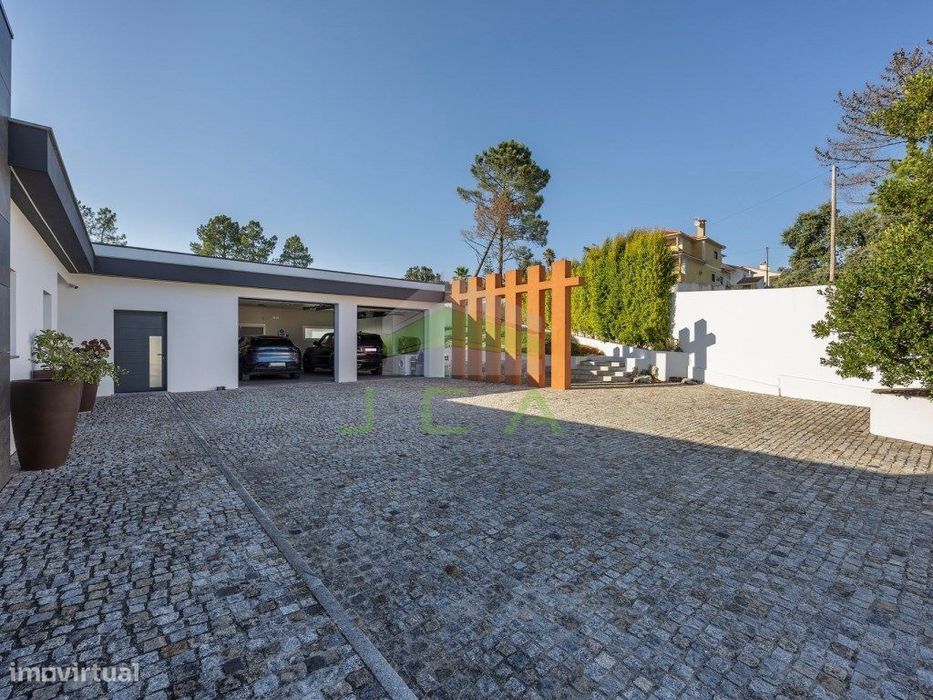 Moradia V3 recente com piscina e vista para a serra
