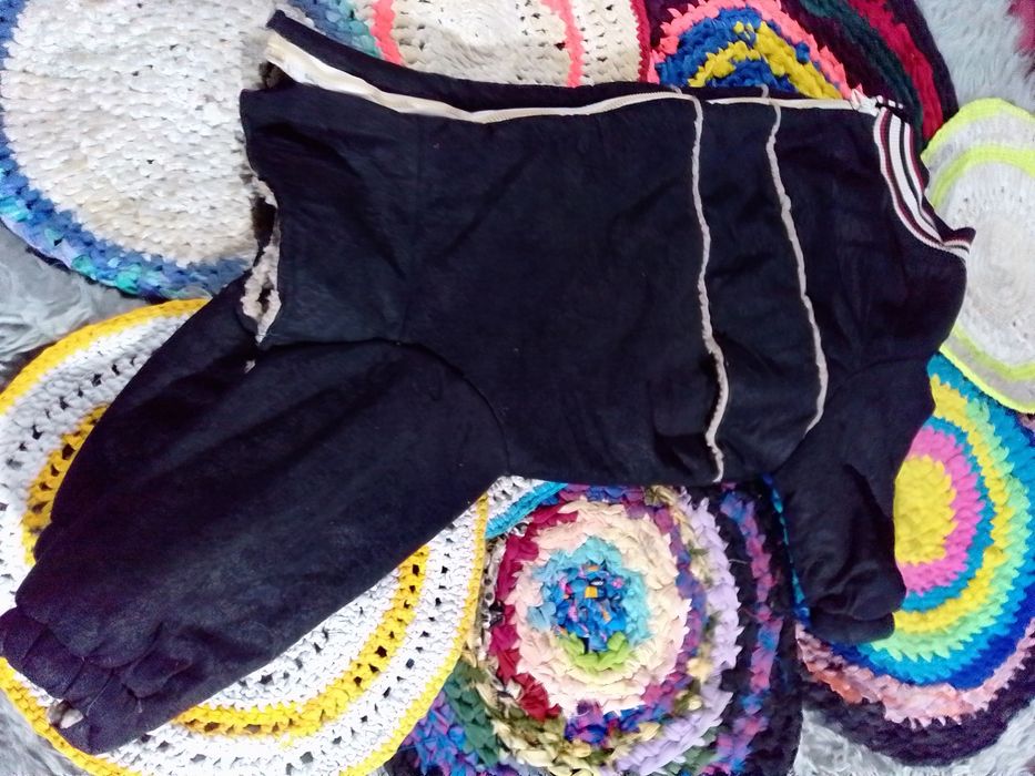 2 собачьих комбинезона белый зимний  и чёрный меховый