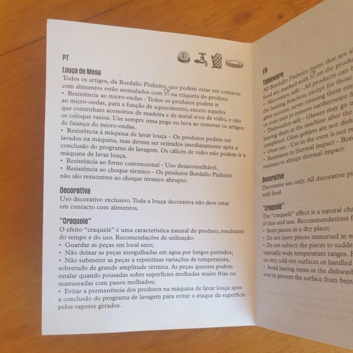 Pinha encarnada em loiça Bordallo Pinheiro