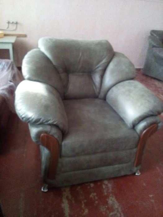 Ремонт та перетяжка м'яких меблів. Великий вибір тканин та фурнітури.