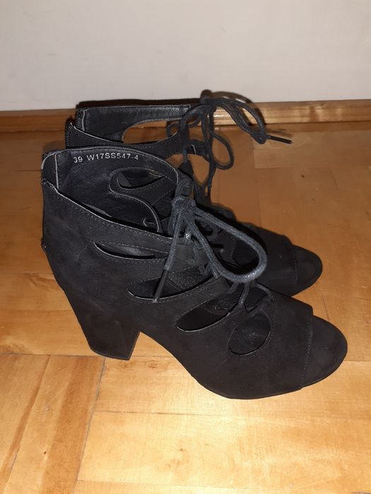 Buty na obcasie zamszowe rozmiar 39