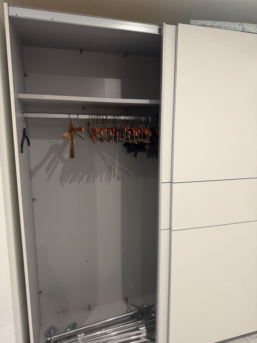 Guarda roupas com porta deslizantes