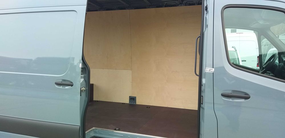 Zabudowa busa Mercedes Sprinter, zabudowa paki ze sklejki