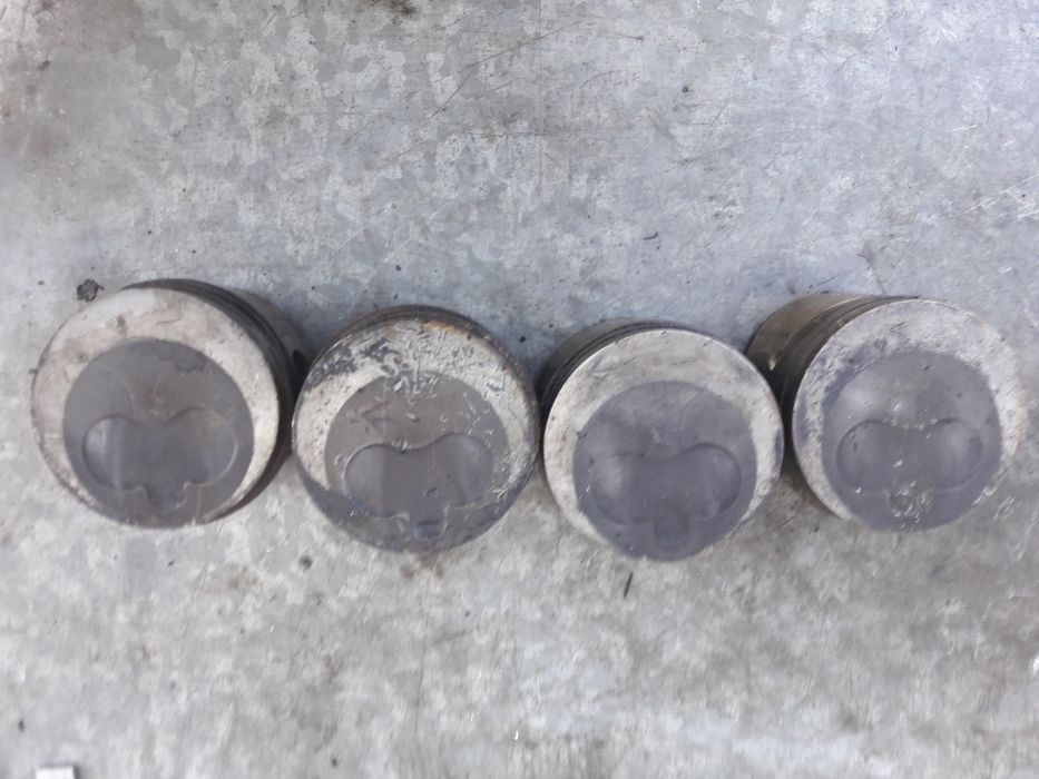 Поршня б/у. Рено Трафик 1.9 турбо дизель. 98-99 год.