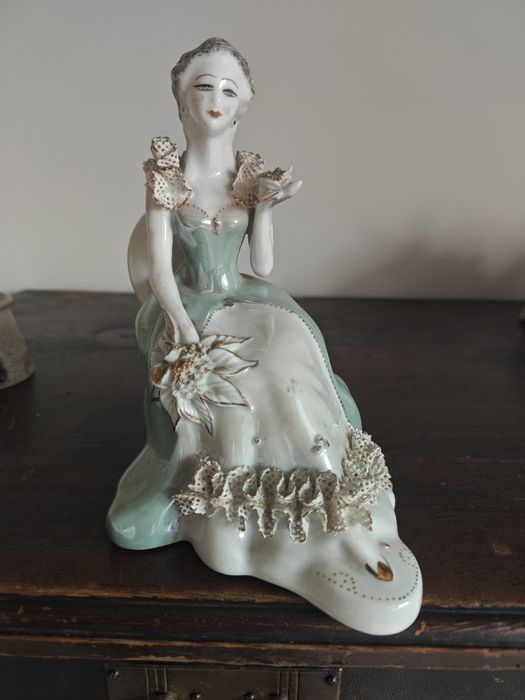 Figurka porcelanowa sygnatura