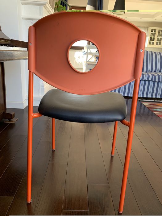 Krzesło pomarańczowe metalowe