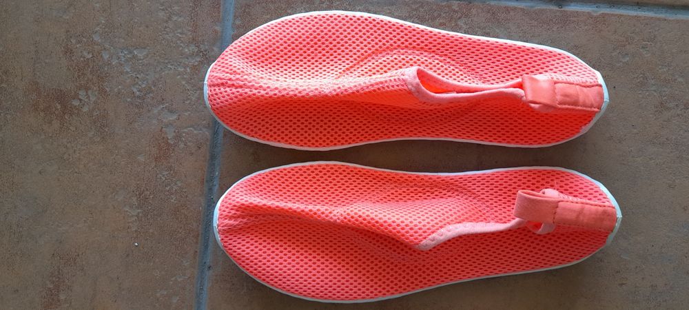 Vários Chinelos de menina em muito bom estado!