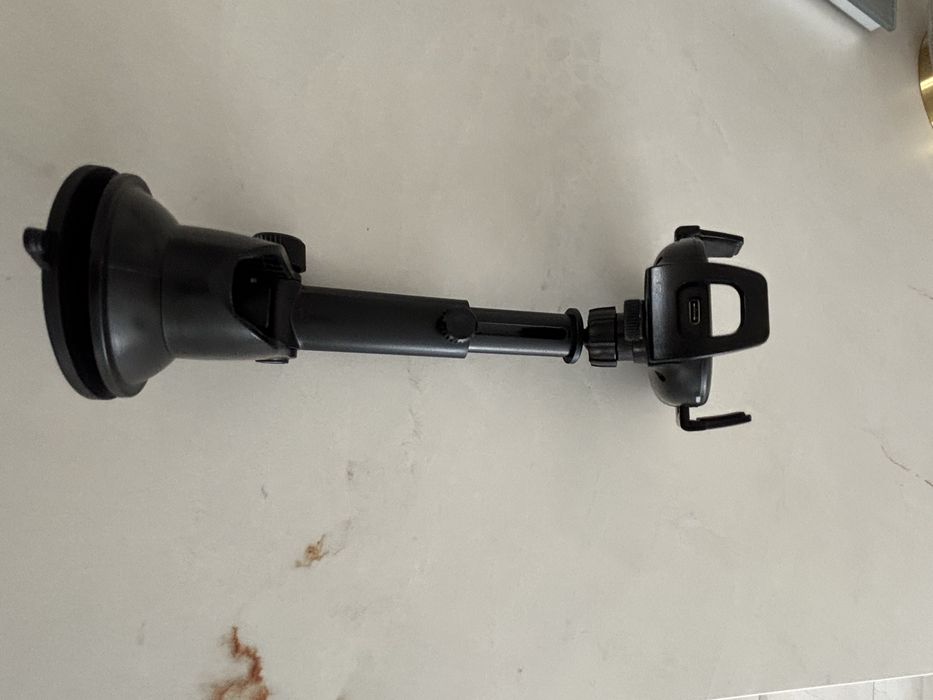 Uchwyt samochodowy do telefonu z łodowaniem indukcyjnym