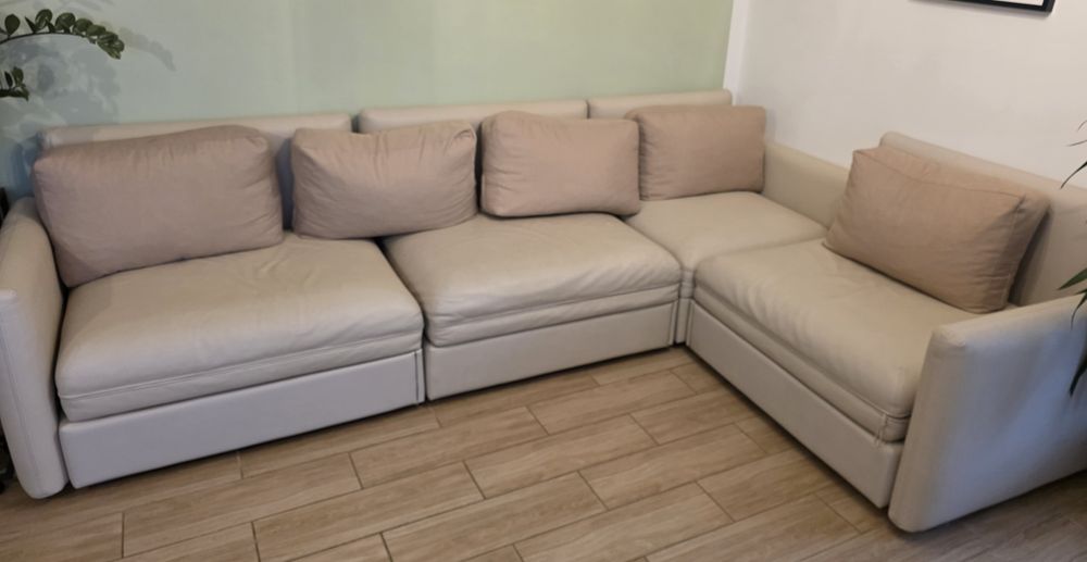 Kanapa modułowa beżowa składająca  się z 4 części