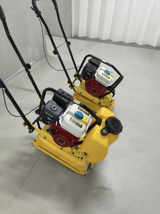 Placa compactadora Vibratória 65kg com depósito de água