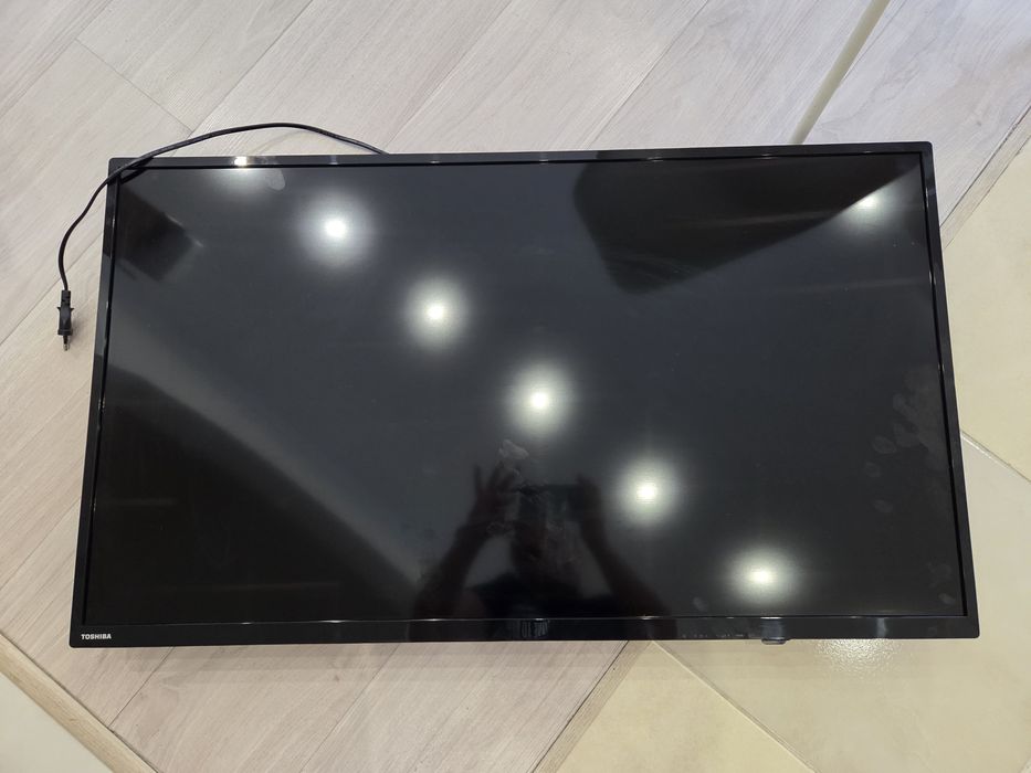 Продам телевизор Toshiba 40, показывает каналы не смарт, РАБОТАЕТ