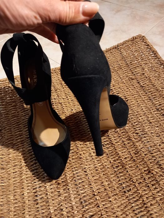 Sandálias pretas usadas