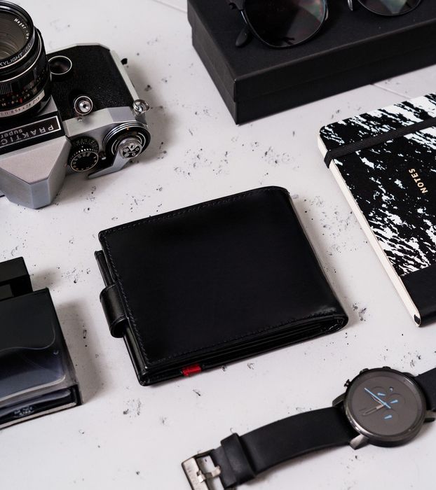 skórzany portfel męski z ozdobnym paskiem - rovicky