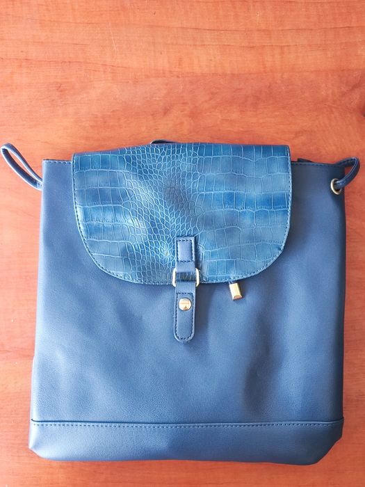 Granatowy plecak damski z saszetką i portmonetką w kolorze