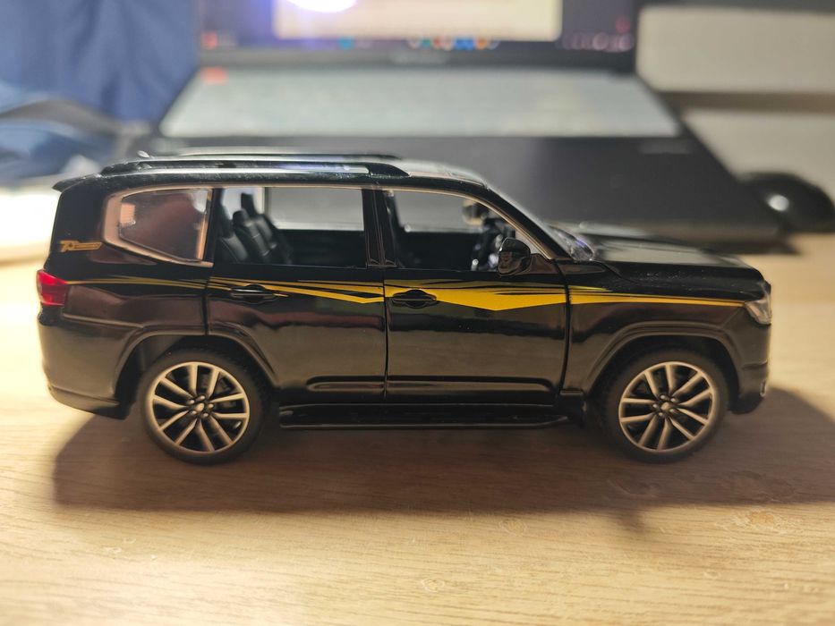 1/32 Miniatura Toyota Land Cruiser LC300