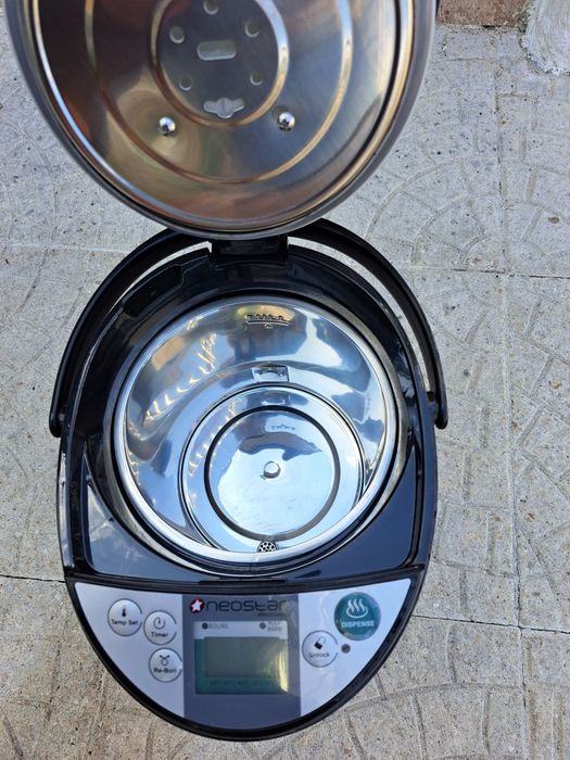 Fervedor com fonte de água quente