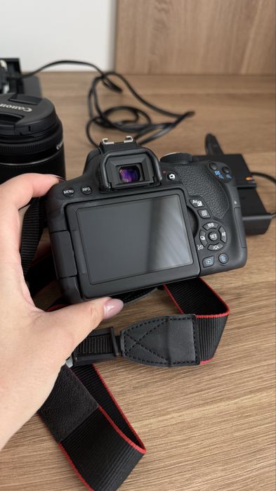 Canon EOS 750D + об'єктиви 50mm f/1.8 та 18-55mm + сумка