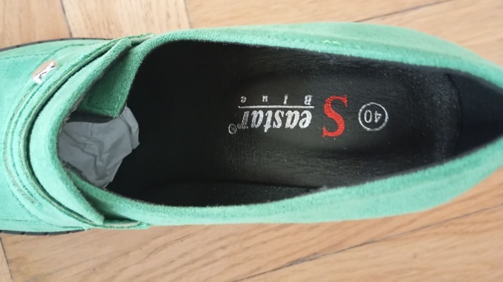 Buty zielone na obcasie typu mokasyny