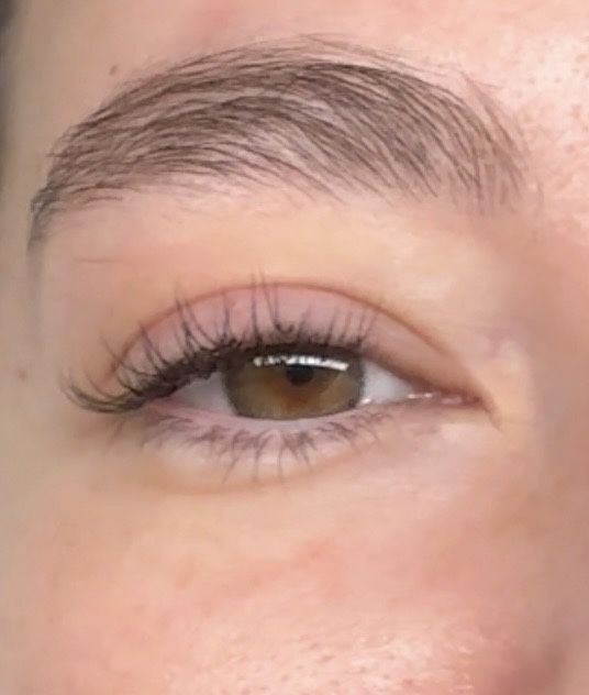 Stylizacja rzęs 1:1 – naturalny efekt | Skarbimierz Osiedle