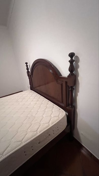 Cama de madeira maciça