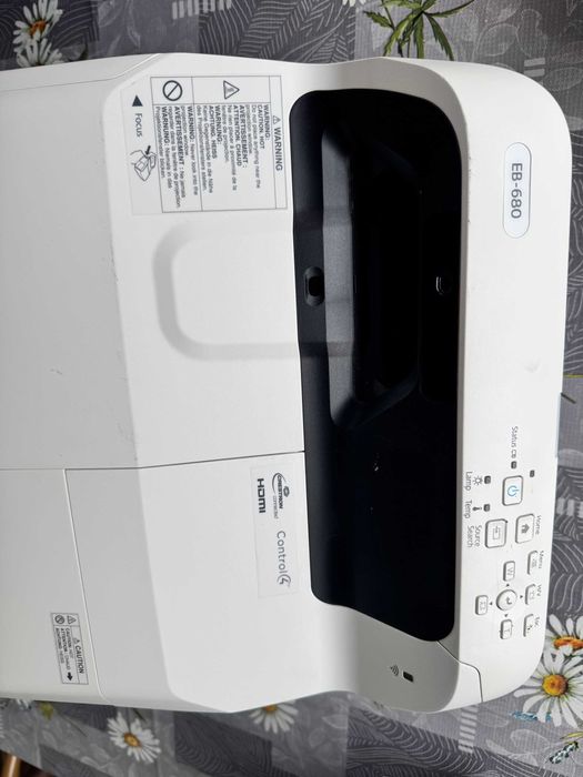 Projektor Epson EB-680 z uchwytem ściennym  430 godzin!!!