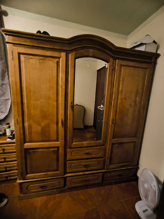 Roupeiro  três portas cinco gavetas.