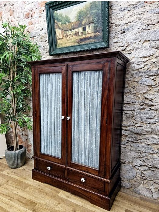 Witryna drewniana niska. Kolonialna. Z szufladami i półkami.